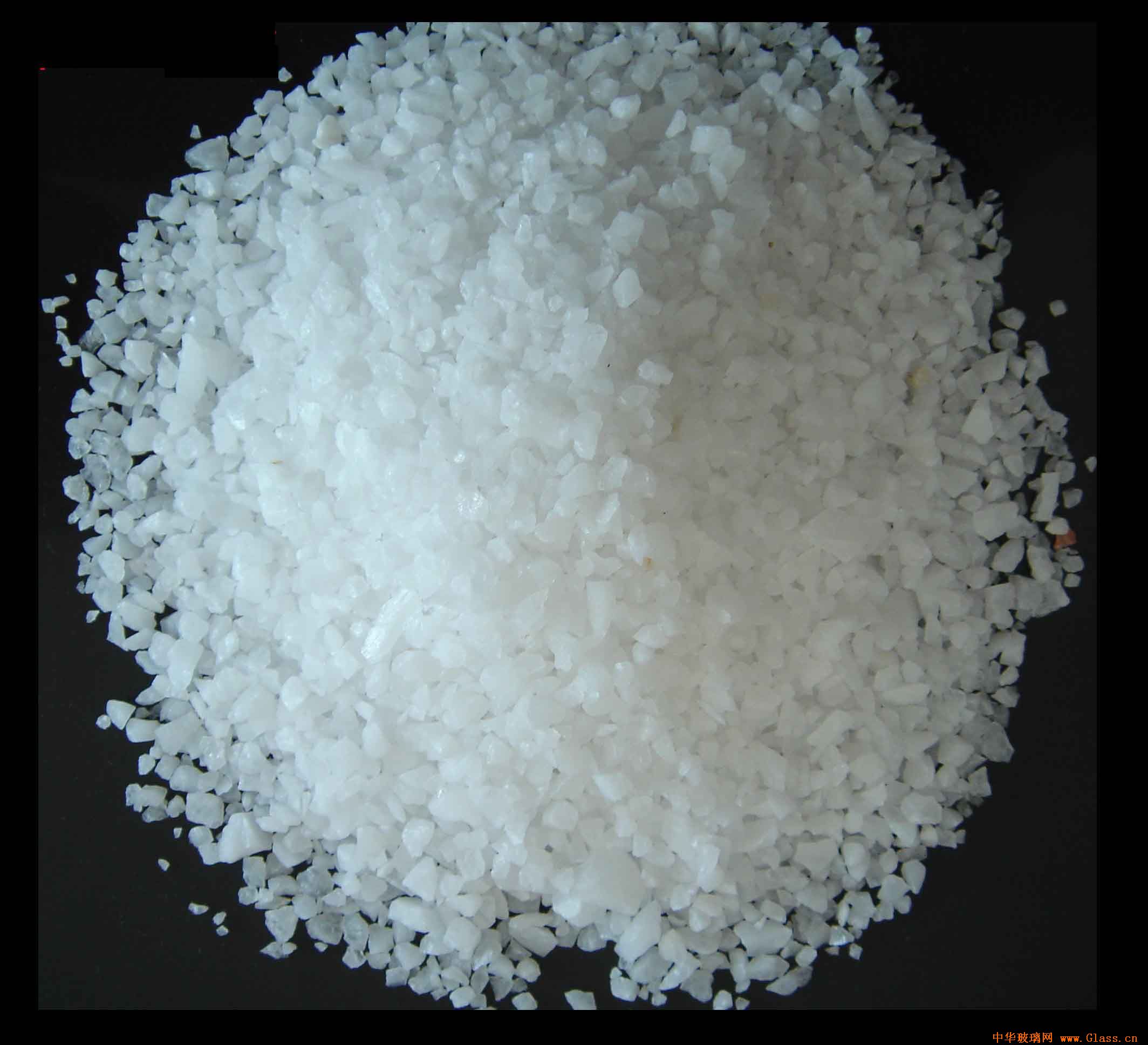 石英砂是石英石经破碎加工而成的石英颗粒，石英石是一种非金属矿物质，是一种坚硬、耐磨、化学性能稳定的硅酸盐矿物，其主要矿物成分是SiO2。